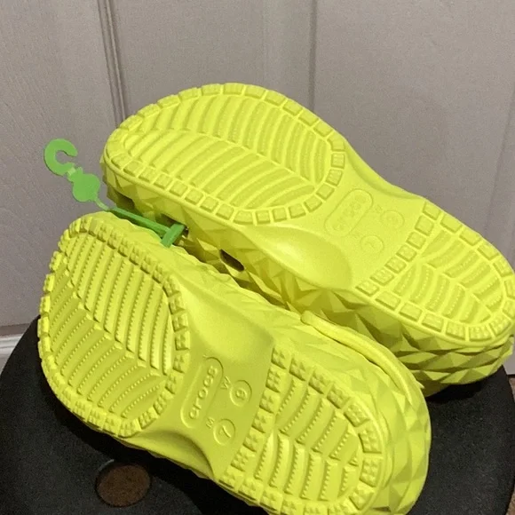 CROCS Classic Geometric Clog - Size 9 - Picture 5 of 6